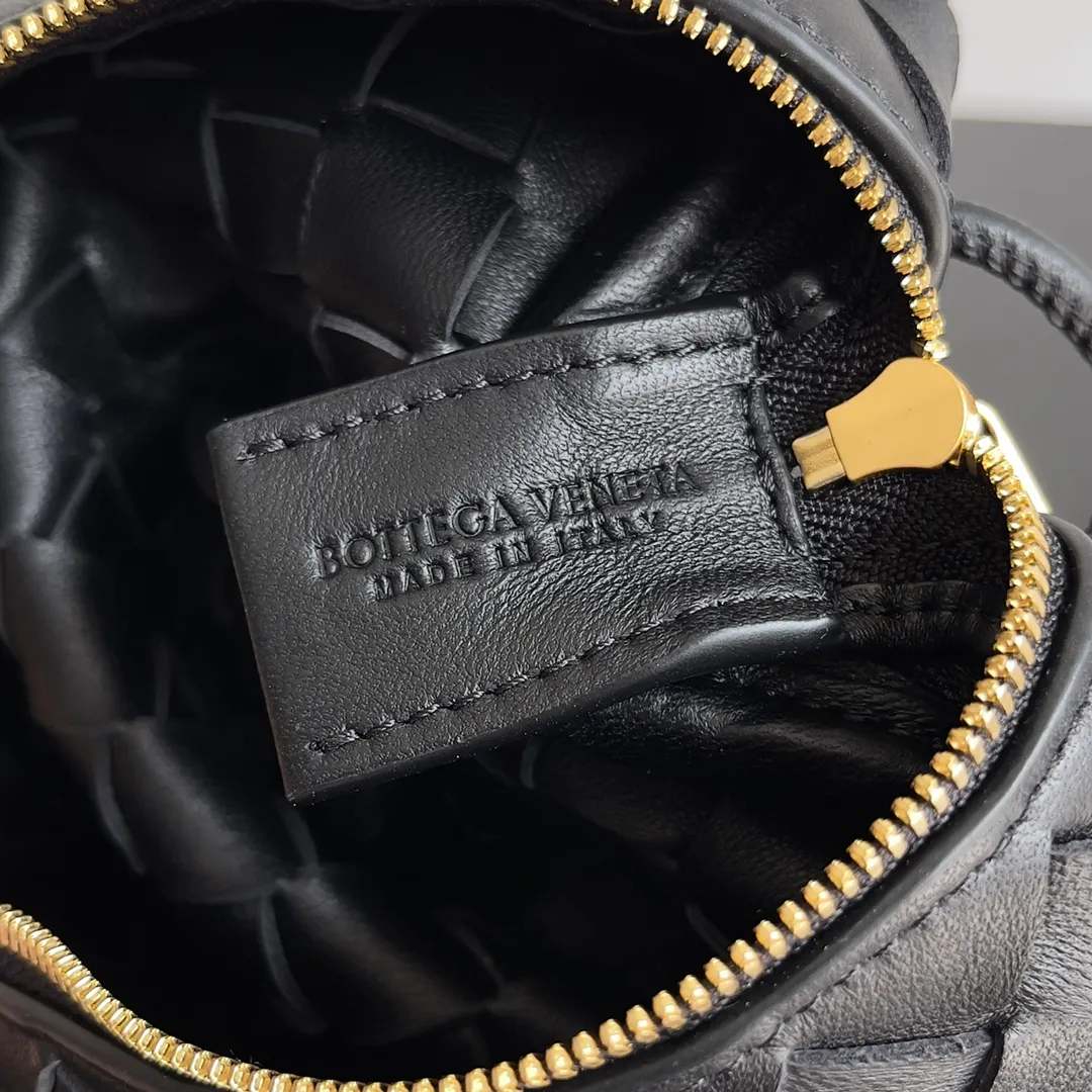 Batch 1560 New version and new color (third generation) 𝗕𝗼𝘁𝘁𝗲𝗴𝗮 𝗩𝗲𝗻𝗲𝘁𝗮———— The latest version of the loop camera bag💥 at the BV King of Cost-Effectiveness counter, large woven texture➕As always, ultra-high-quality lambskin, with zippers and adjustable drawstrings, it is especially suitable for the belly💫It can fit anything, and it is very light in weight. It is suitable for girls of all ages. Size: 17*10*6cm Style number: 723547